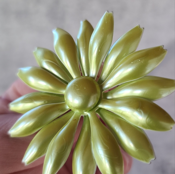 Vintage Iridescent Green Daisy Brooch - Picture 6 of 10